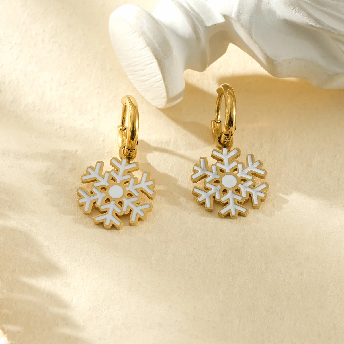 Boucles d’oreilles dorées créoles avec flocons de neige blancs et dorés - Image 3