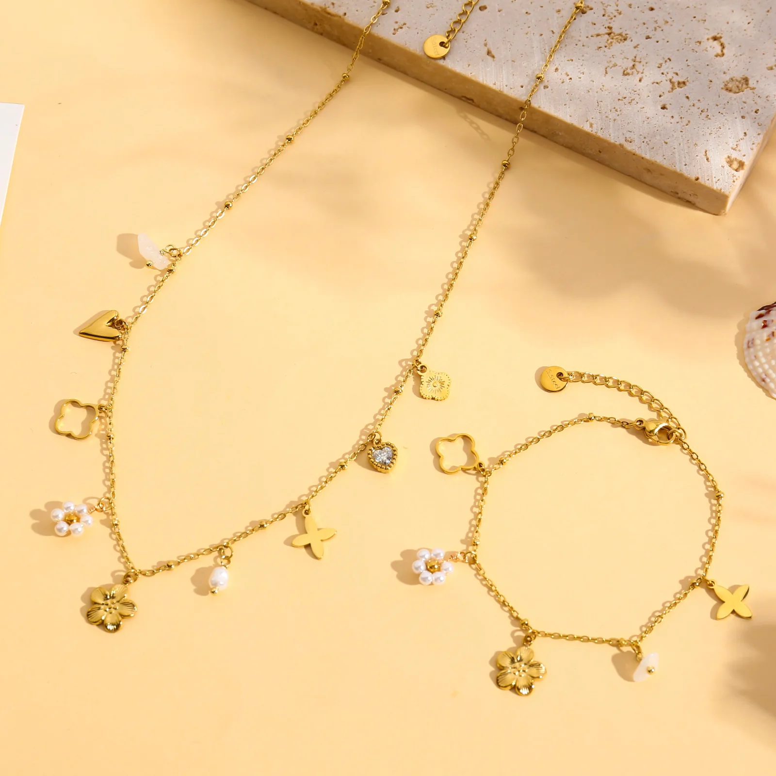 Collier doré breloques florales - Image 2