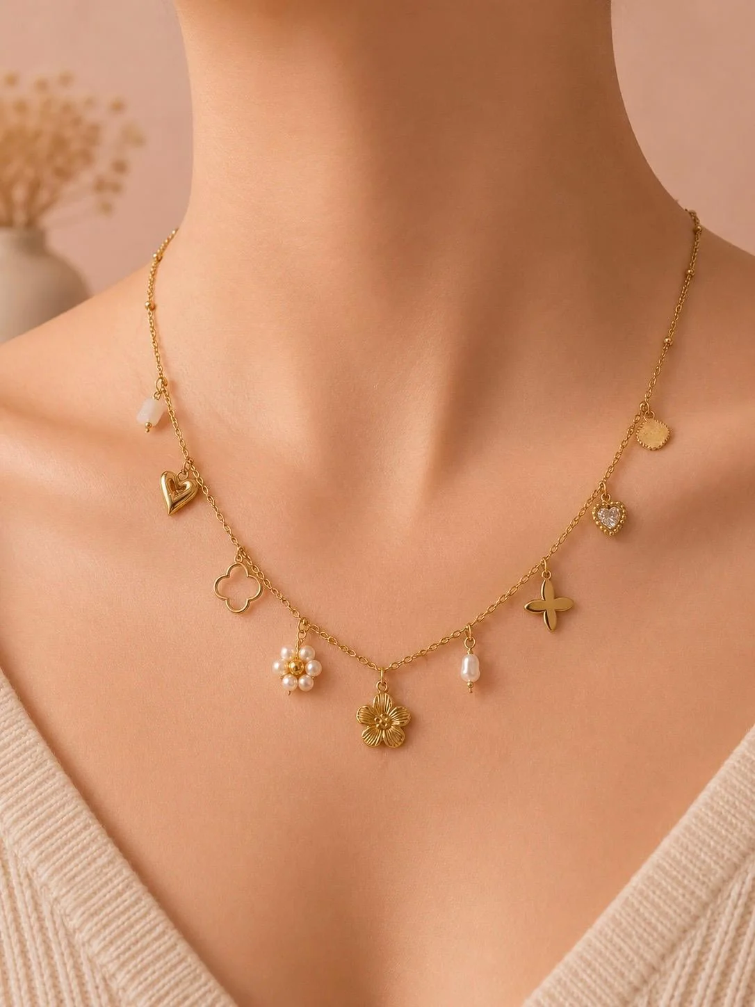 Collier doré breloques florales - Image 3