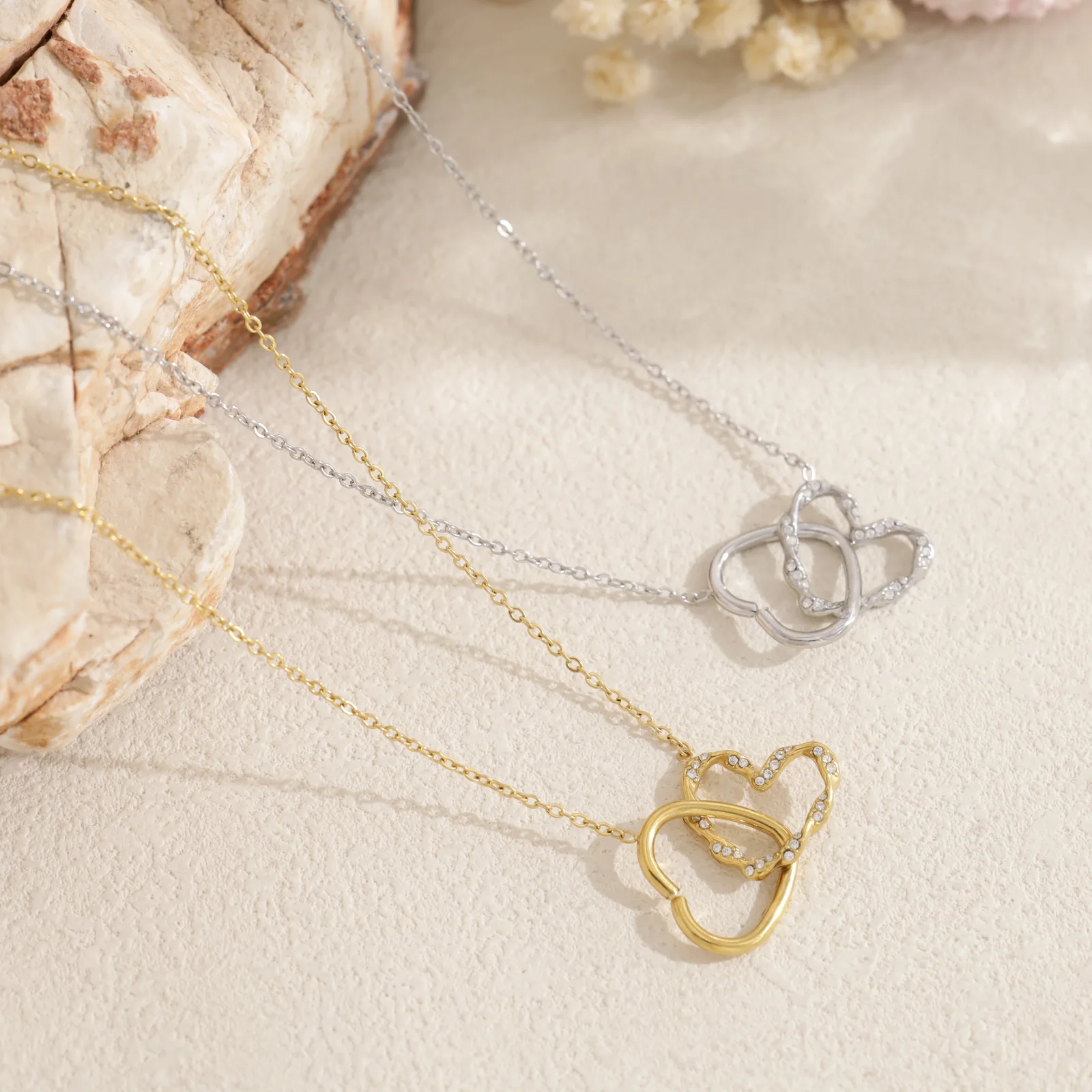 Collier double cœurs entrelacés - Image 3