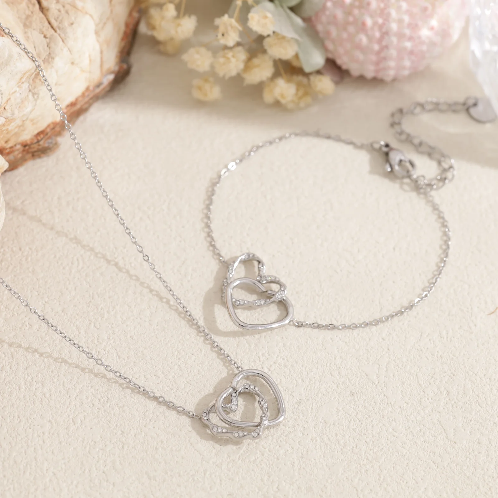 Collier double cœurs entrelacés - Image 6