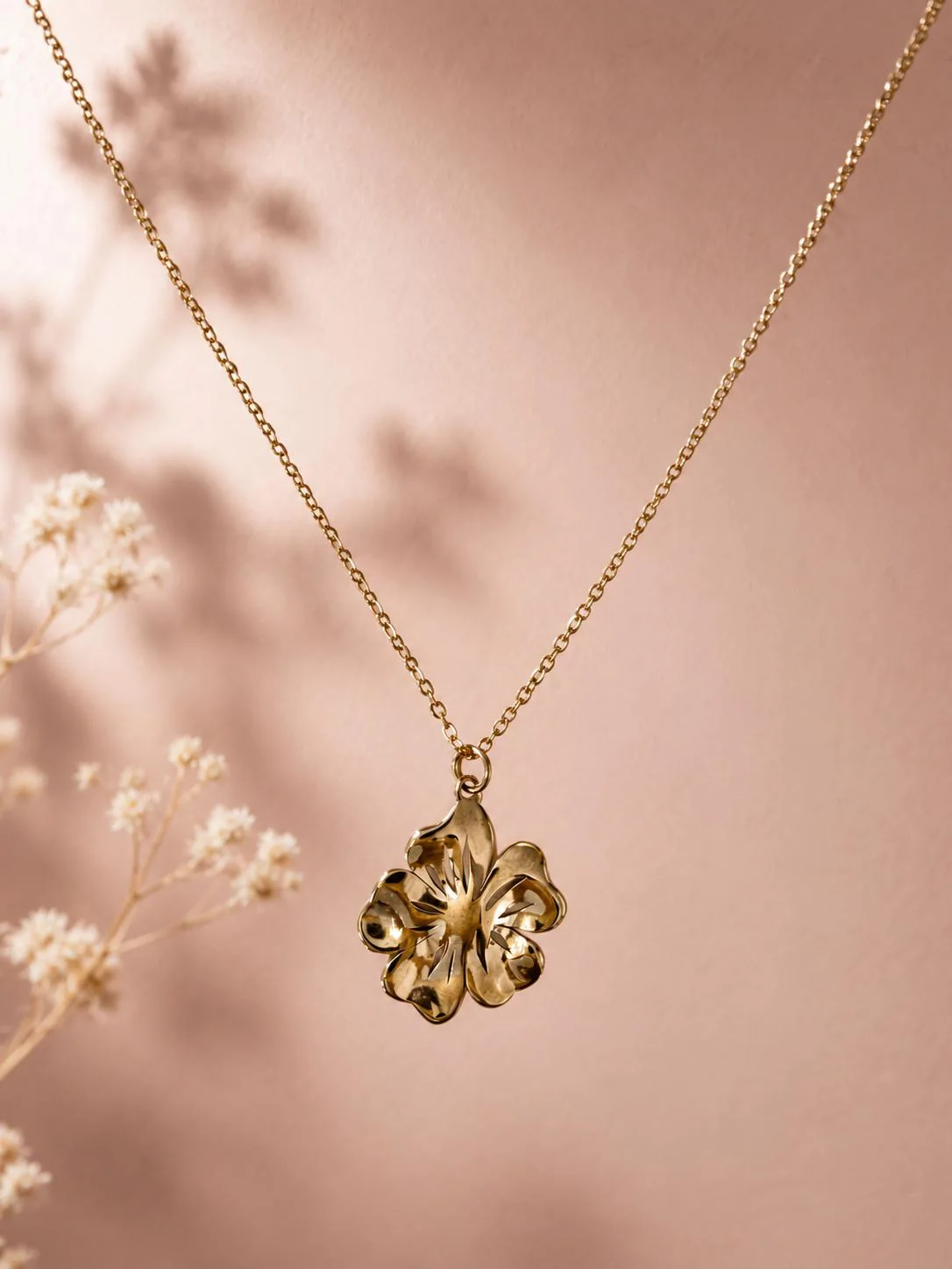 Collier doré pendentif fleur tropicale en relief - Image 2