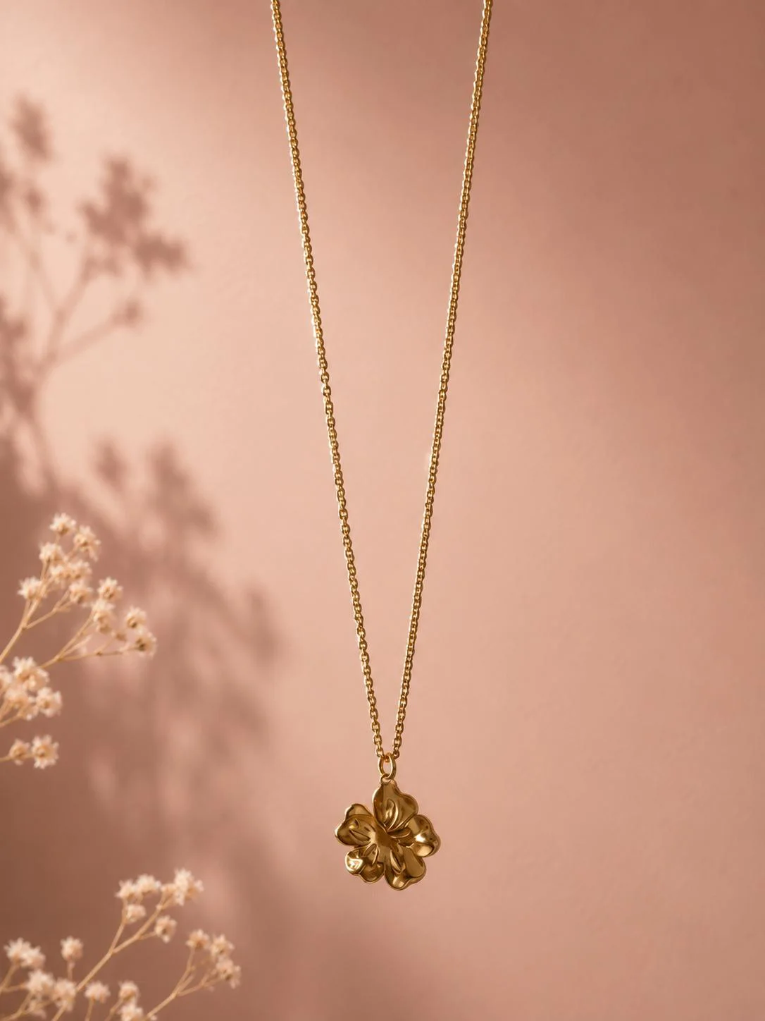 Collier doré pendentif fleur tropicale en relief - Image 3
